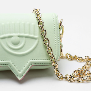 Najbardziej znane marki torebek. Propozycje na AW22 od Guess, Versace, Chiara