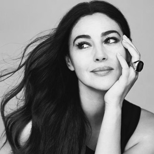 Poznaj styl Moniki Bellucci - najpopularniejszej włoskiej aktorki i ikony kobiecości i elegancji