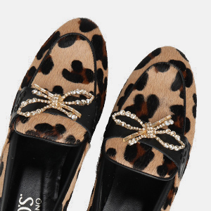 Jak nosić buty w panterkę? Stylizacje, które królują w sezonie AW24/25