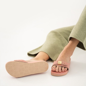 Wygodne letnie buty damskie: Scholl, Melissa, Birkenstock - marki z przesłaniem i tradycją
