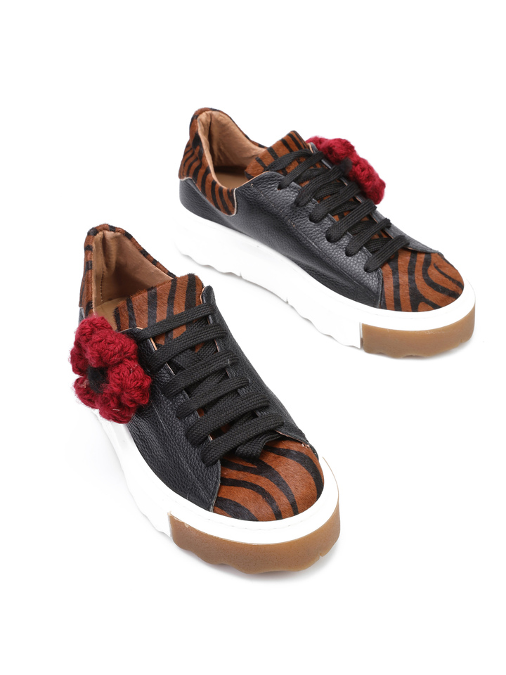 CZARNE SNEAKERSY Z KWIATEM HEGO'S MILANO