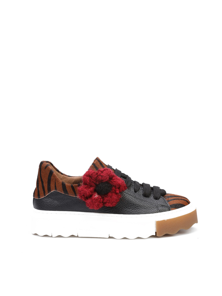 CZARNE SNEAKERSY Z KWIATEM HEGO'S MILANO